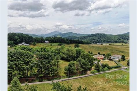 If you want to meet halfway between Franklin, NC and Waynesville, NC or just make a stop in the middle of your trip, the exact coordinates of the halfway point of this route are 35. . Lowes waynesville nc